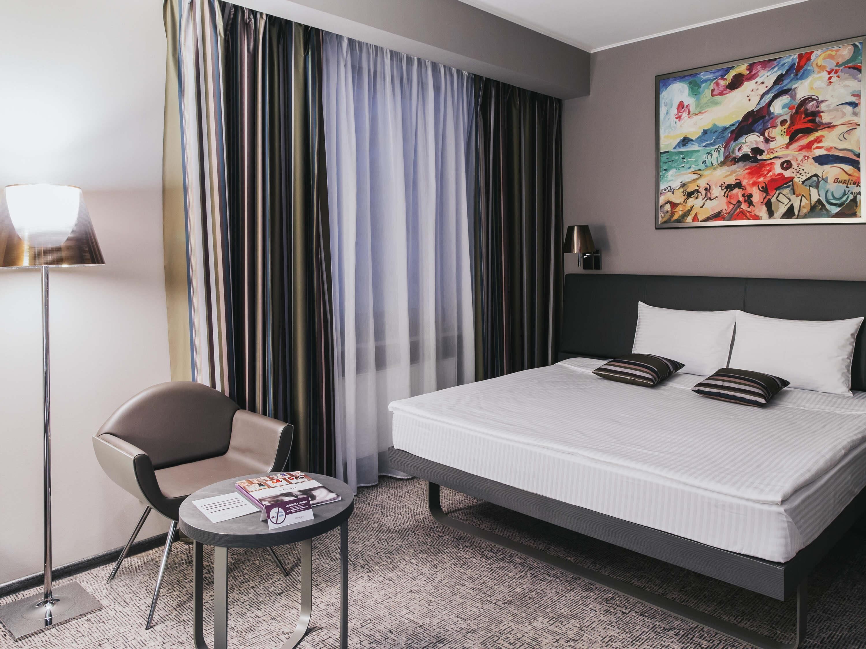 Chambre Deluxe, 1 lit double | Literie hypoallergénique, matelas Select Comfort, minibar