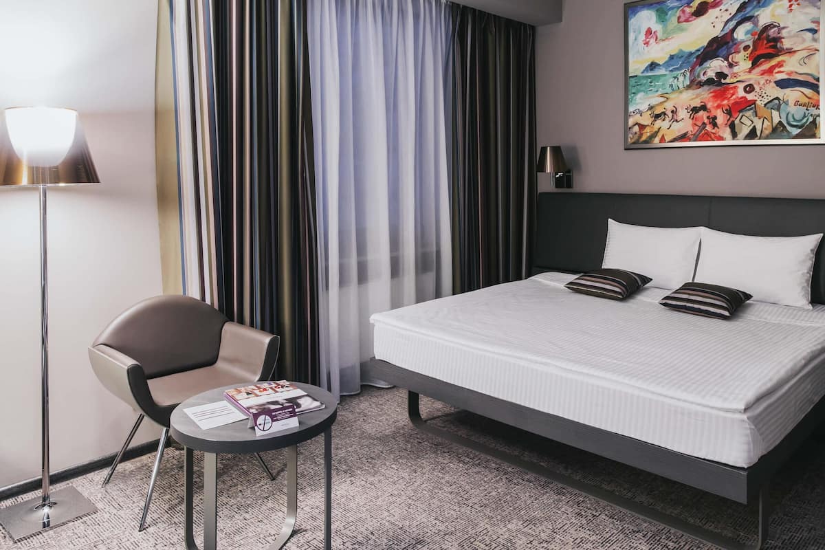 Deluxe Room, 1 Double Bed | Hypo-allergenic bedding, Select Comfort beds, minibar, in-room safe