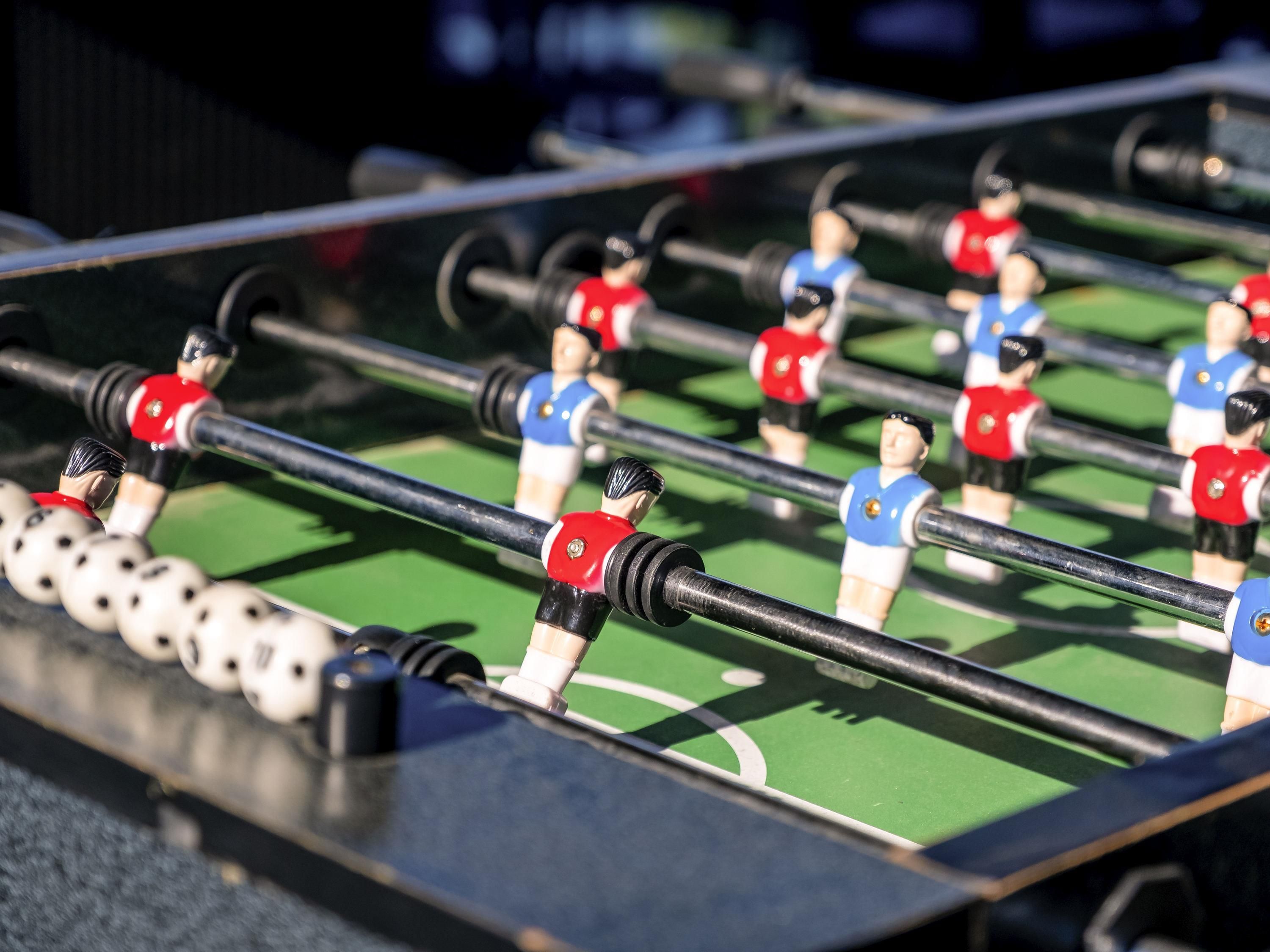 Ein Tabletop-Spiel mit Figuren und Stäben.