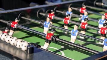 Ein Tabletop-Spiel mit Figuren und Stäben.