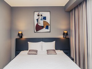 Suíte, 1 cama de casal e sofá-cama | Roupas de cama antialérgicas, camas Select Comfort, frigobar