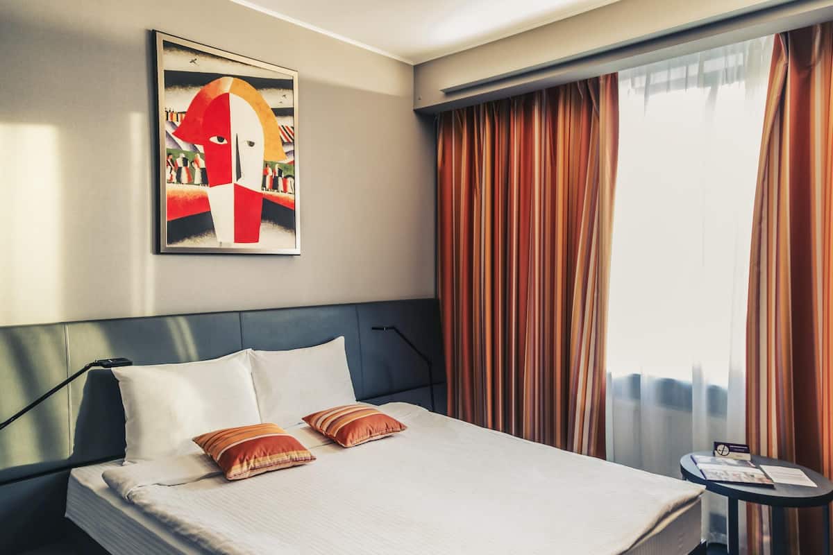 Hypo-allergenic bedding, Select Comfort beds, minibar, in-room safe