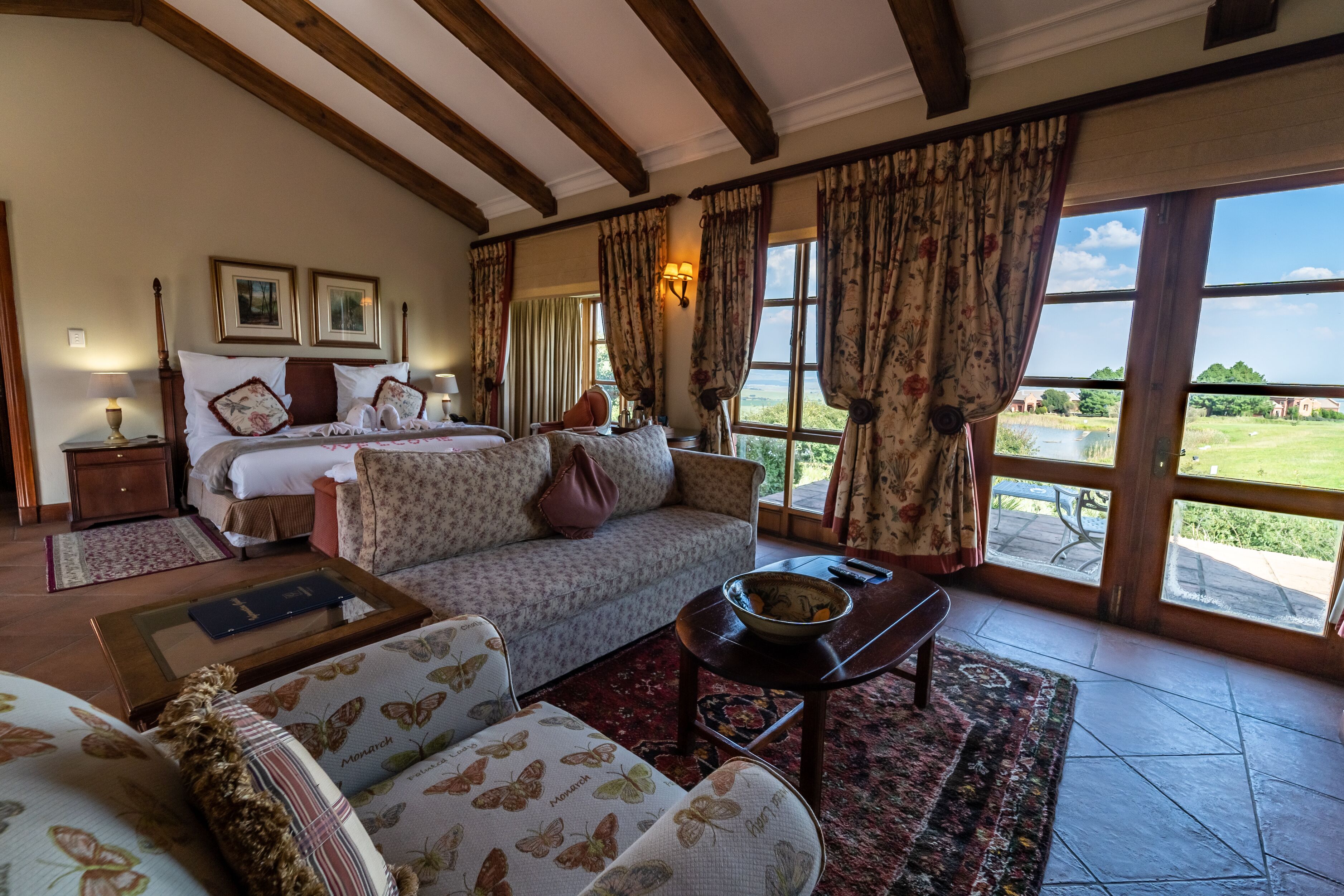 Suite Supérieure, 1 très grand lit, cheminée, en bord de lac