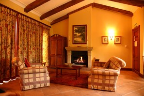 슈피리어 스위트, 킹사이즈침대 1개, 벽난로, 호숫가 | 객실 내 금고, 책상, 노트북 작업 공간, 무료 WiFi