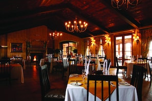 Breakfast and dinner served, alfresco dining