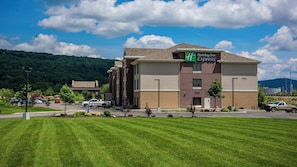 A Holiday Inn Express building with a parking lot and a green lawn in front. - Holiday Inn Express Bradford by IHG (Bradford)