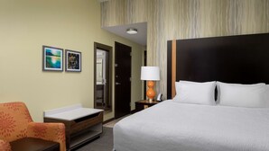 A hotel room with a bed, a desk, a chair, a lamp, and two framed pictures on the wall. - Hampton Inn Knoxville/Clinton I-75 (Clinton)