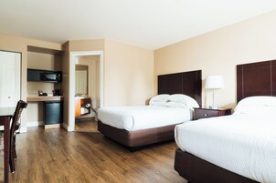 Habitación Deluxe, 2 camas dobles | Ropa de cama de alta calidad y escritorio