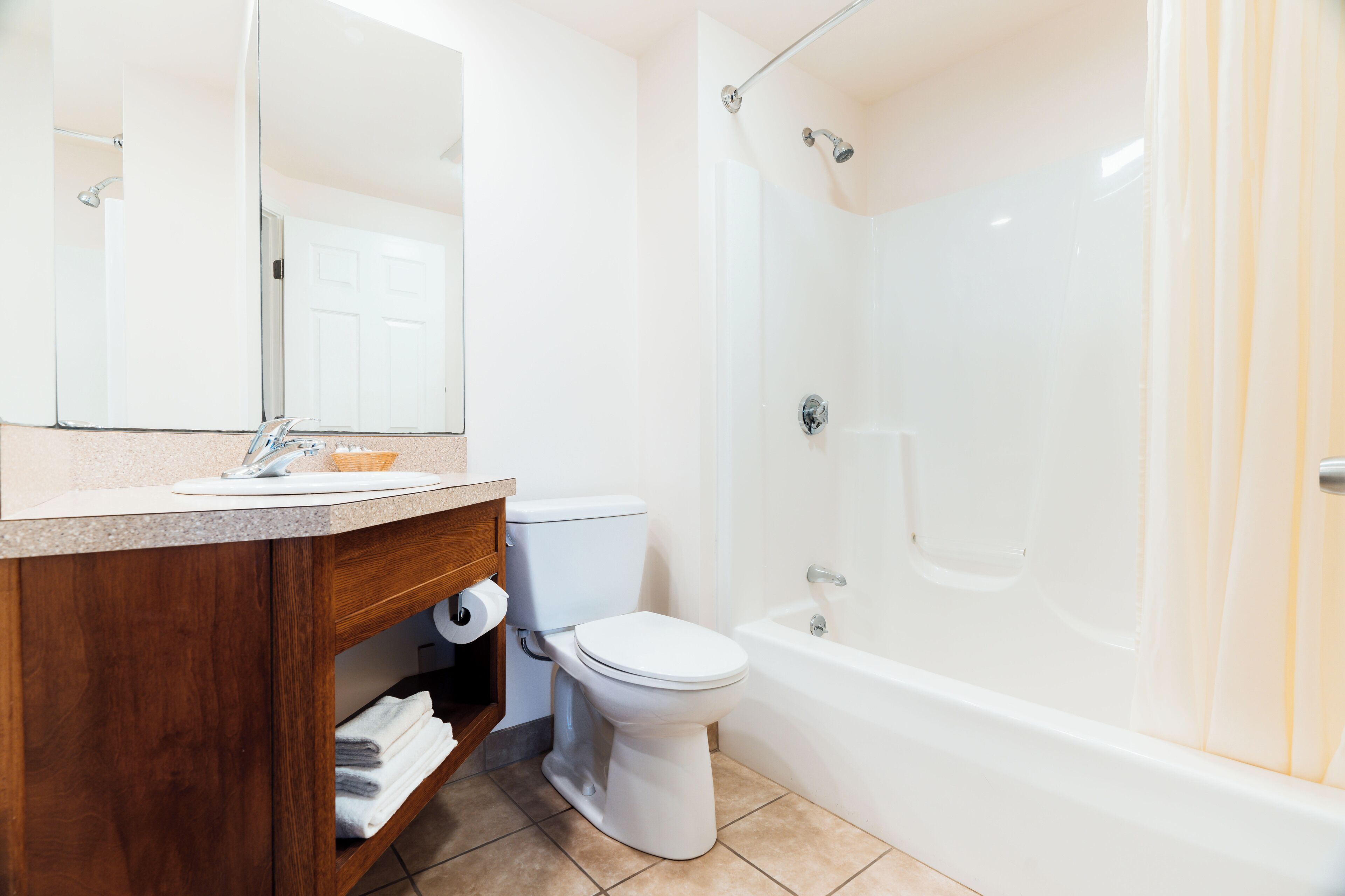 Un baño moderno con inodoro, lavamanos y bañera.