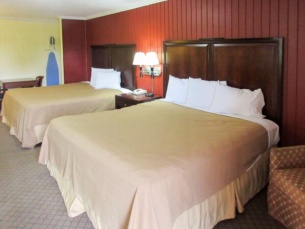 Desk, iron/ironing board, free WiFi, bed sheets - Rodeway Inn Kansas City Downtown Area (Kansas City)