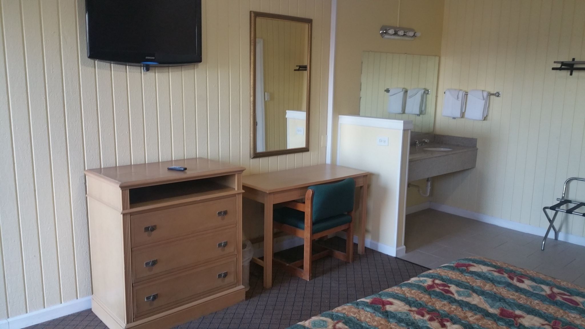 Combined shower/bathtub, free toiletries, hair dryer, towels