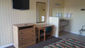 Combined shower/bathtub, free toiletries, hair dryer, towels