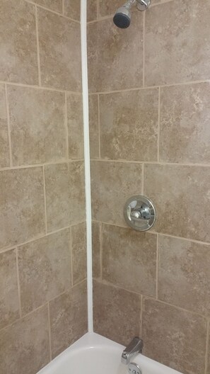 Combined shower/bathtub, free toiletries, hair dryer, towels - Rodeway Inn Kansas City Downtown Area (Kansas City)