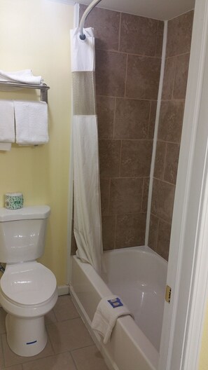 Combined shower/bathtub, free toiletries, hair dryer, towels