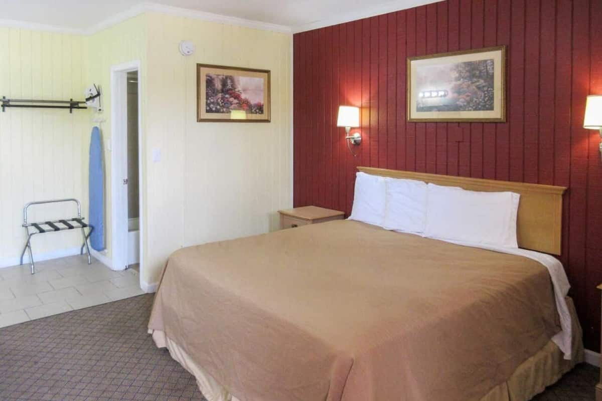 Desk, iron/ironing board, WiFi (free), bed sheets