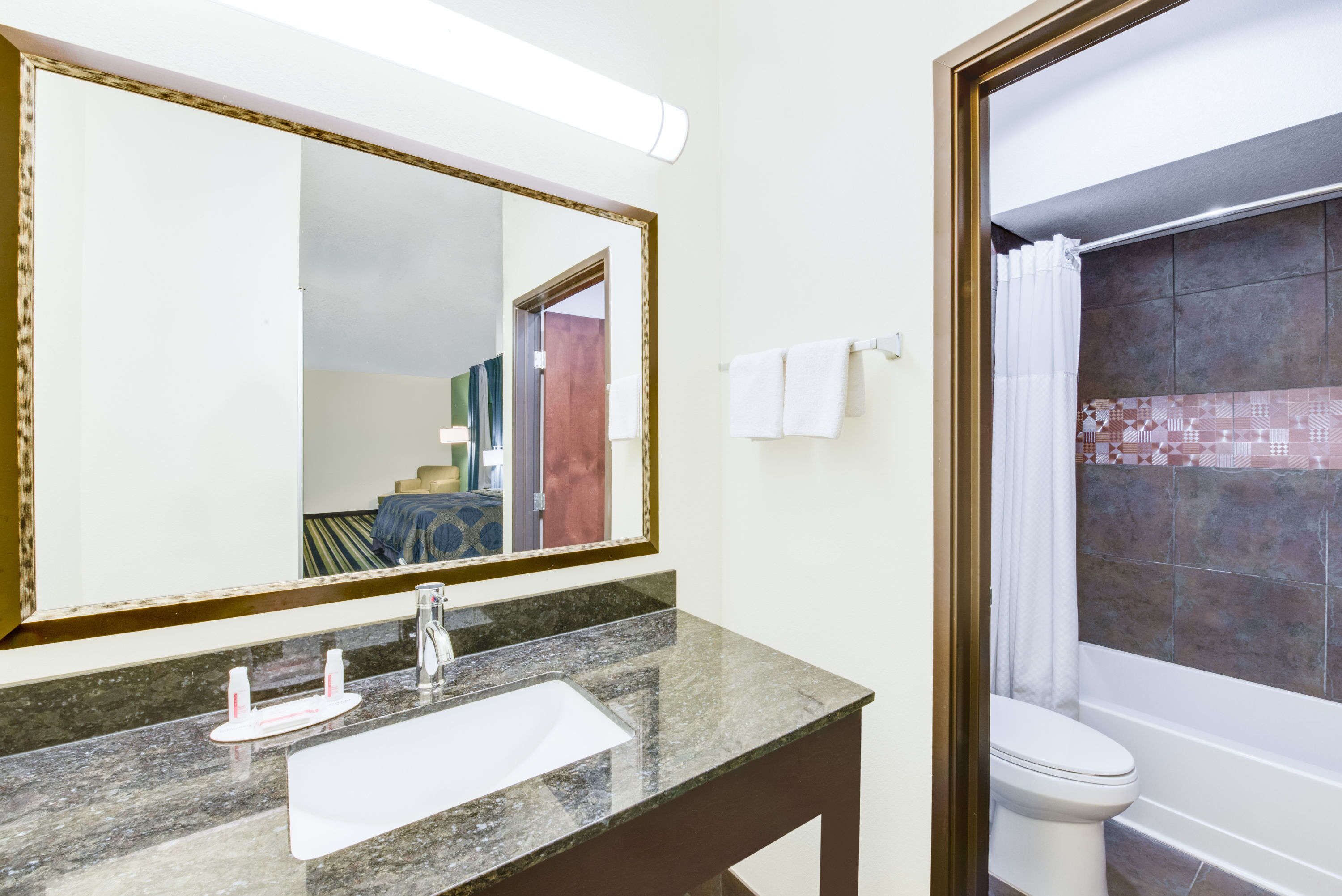 Bañera con ducha, bañera profunda, artículos de tocador gratuitos
