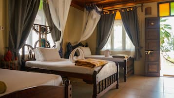Chambre Triple Deluxe, plusieurs lits, terrasse, vue mer | 1 chambre, coffres-forts dans les chambres, rideaux occultants