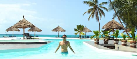 Piscina externa, guarda-sóis, espreguiçadeiras