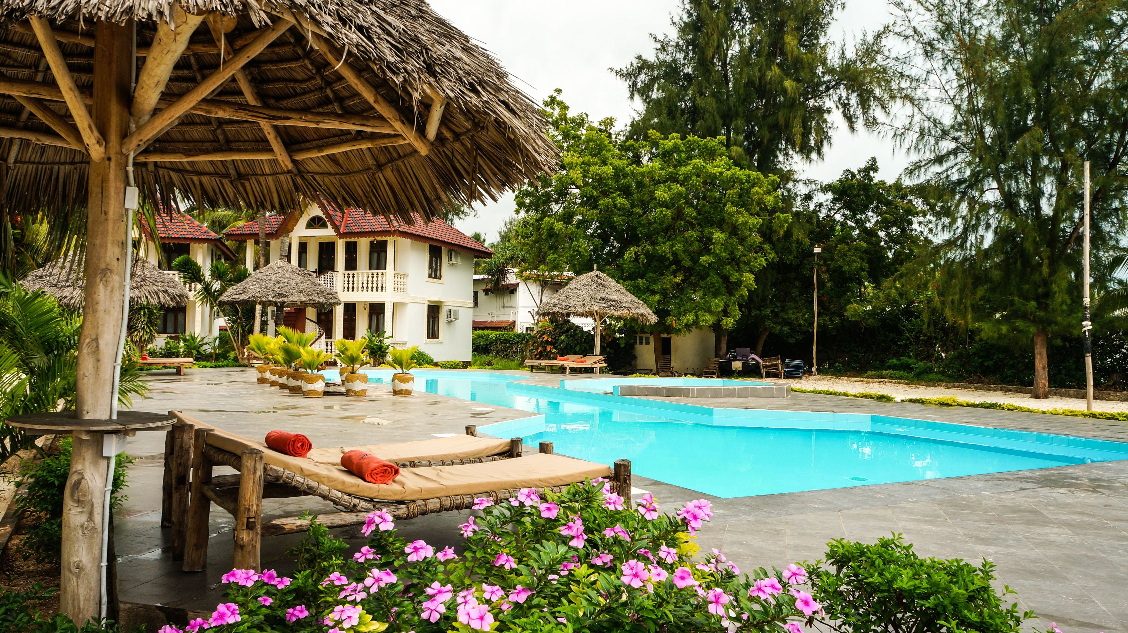 couples treatment room(s), body treatments, massages on the beach