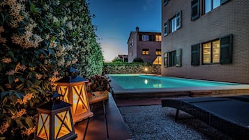 Piscina stagionale all'aperto, lettini