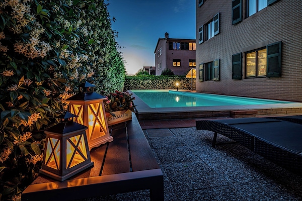 Piscina externa sazonal, espreguiçadeiras