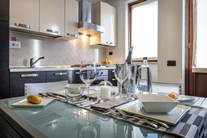 Refrigerador con freezer, horno, placa de cocina, utensilios de cocina