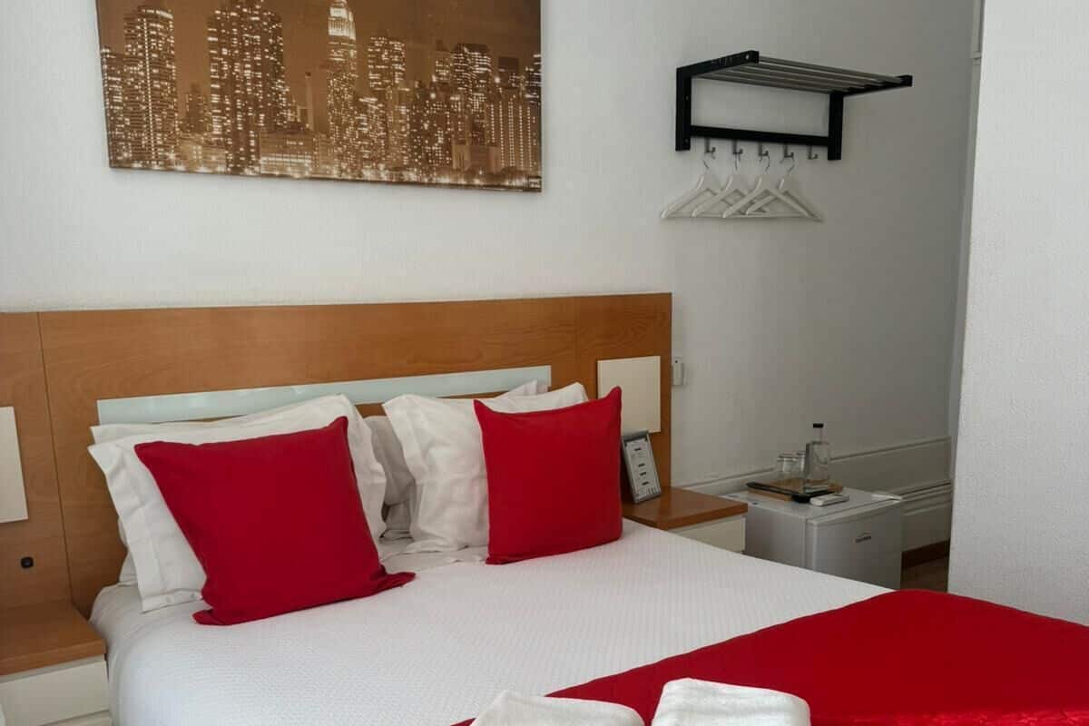 Minibar, espacio para trabajar con laptop, wifi gratis y ropa de cama