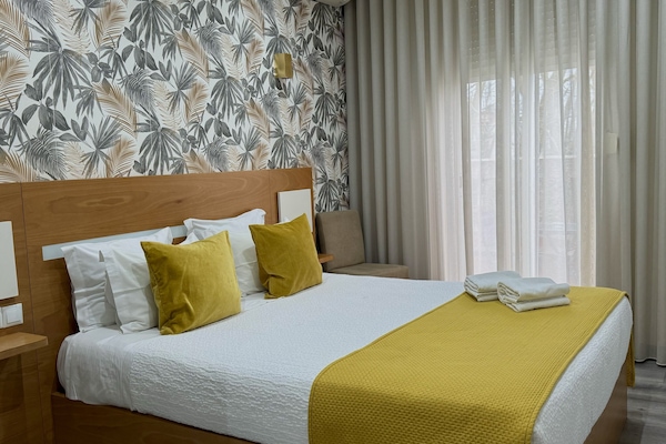 Quarto casal luxo, sacada | Frigobar, espaço de trabalho para notebook, Wi-Fi de cortesia