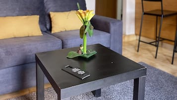 Suite Confort, baño privado, vistas al jardín | Zona de estar | Televisión de plasma de 70 cm con canales por cable