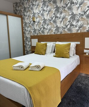 Deluxe-Doppelzimmer, Balkon | Minibar, laptopgeeigneter Arbeitsplatz, kostenloses WLAN, Bettwäsche