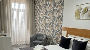 A hotel room with a bed, a chair, a desk, and a window with curtains. - GuestHouse do Marquês (Porto)