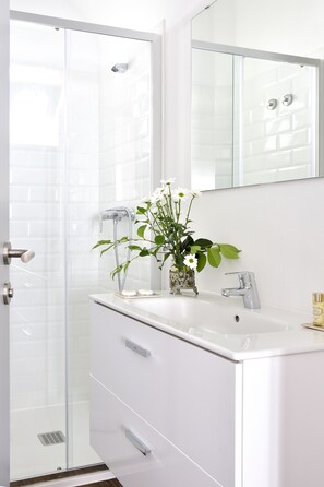 Charming Suite | Badeværelse | Bruser, gratis toiletartikler, hårtørrer, håndklæder