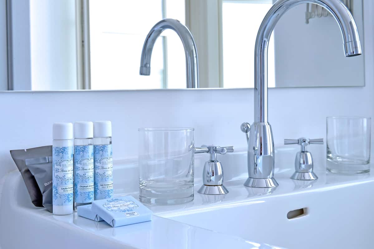 garden suite | bathroom sink