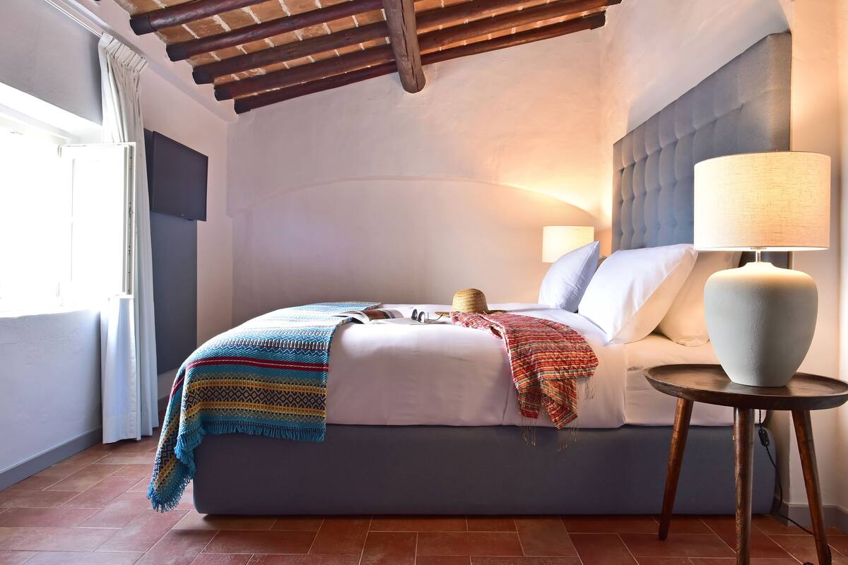Noble Suite | In-room safe, WiFi (free), bed sheets