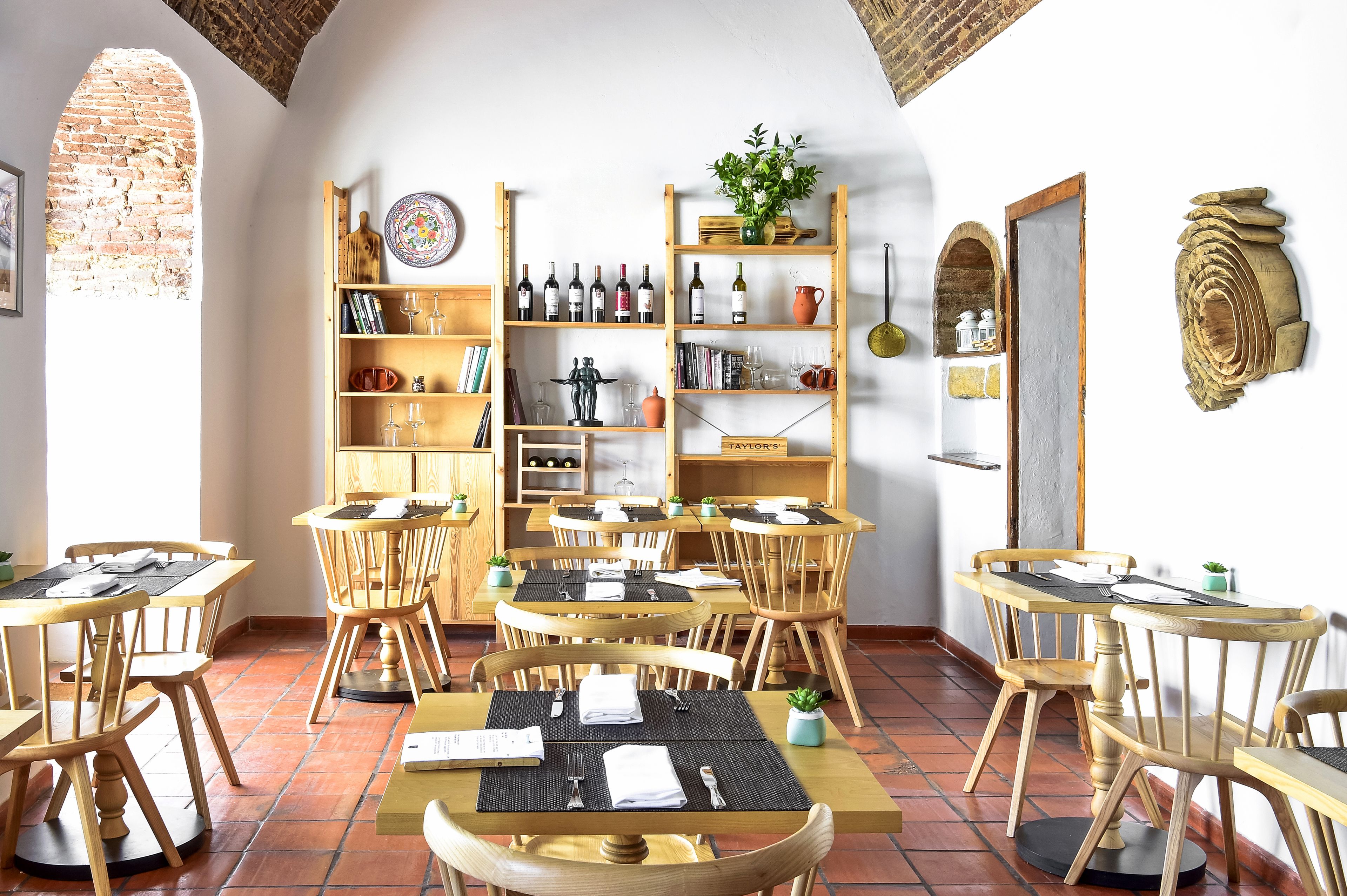 Petit déjeuner buffet (12 EUR par personne)