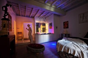 Ropa de cama de alta calidad, cubrecamas y artículos del minibar gratis 