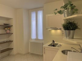 Refrigerador, placa de cocina, cafetera/tetera, tetera/pava eléctrica