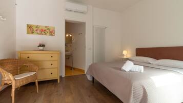 Chambre Double Standard, salle de bains attenante | Minibar, Wi-Fi gratuit, draps fournis
