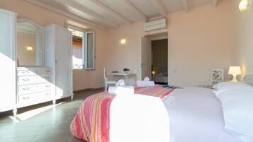 Ein Schlafzimmer mit Bett, Kommode, Schreibtisch und Stuhl.