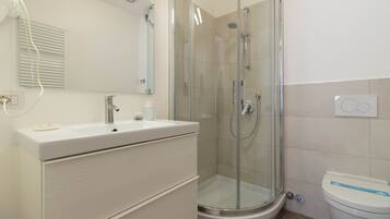 Chambre Familiale, 2 chambres | Salle de bain | Douche, articles de toilette gratuits, sĂšche-cheveux