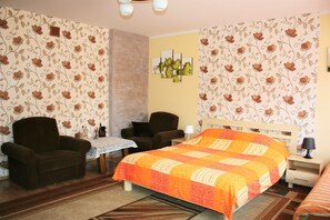 Perhehuoneisto | Työpöytä, äänieristys, silitysrauta/-lauta, vauvansängyt