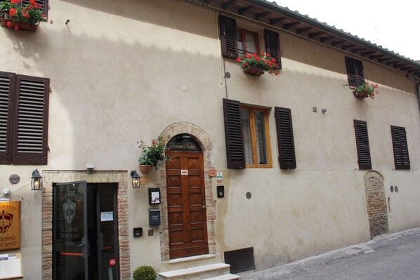 Porch - Donna Nobile (San Gimignano)