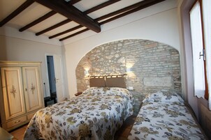 Tripla Comfort | Copriletto in piuma, materassi Select Comfort, una cassaforte in camera