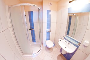 Shower, hair dryer, towels - Brama Hostel (Kraków)