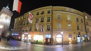 Un edificio storico con diversi negozi, tra cui un McDonald's e un caffè.