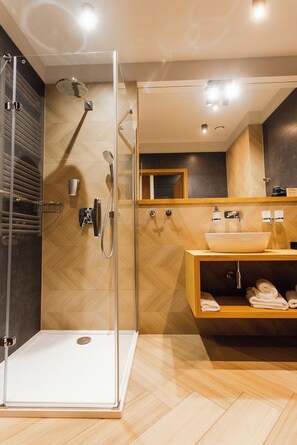 Een douche, gratis toiletartikelen, een haardroger, handdoeken