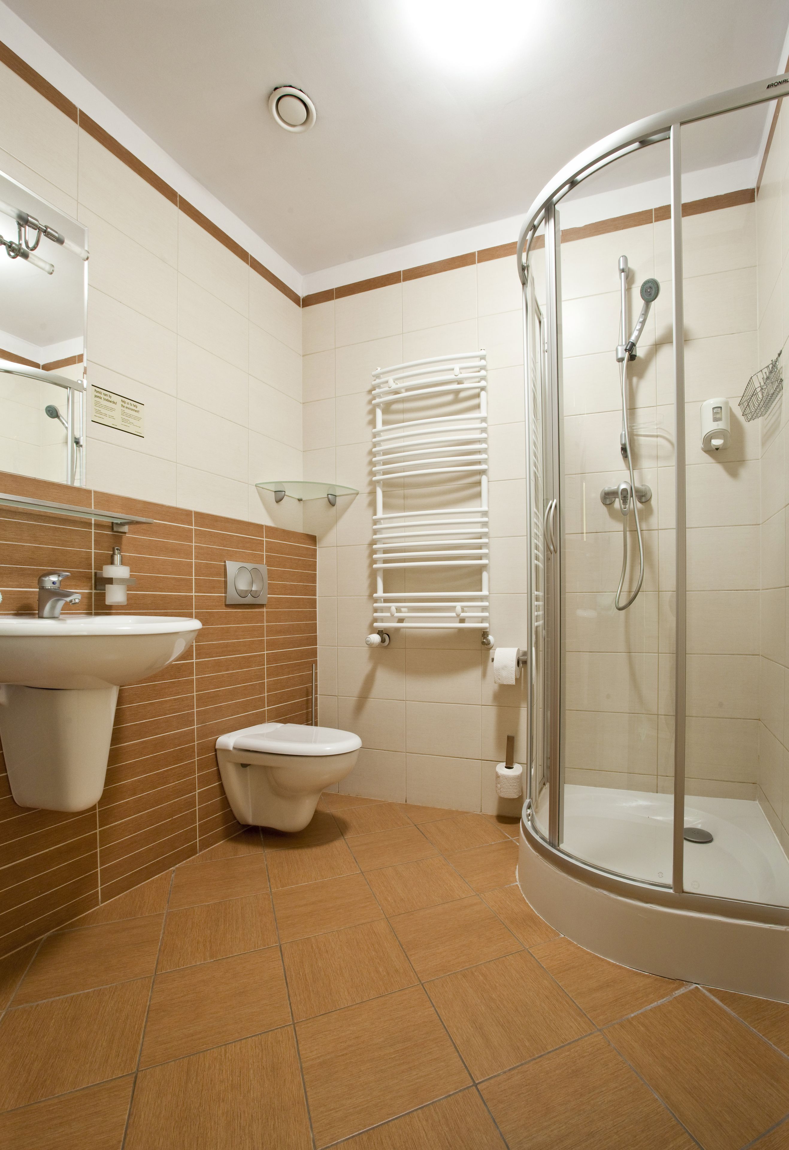 Un baño con lavamanos, inodoro y ducha.