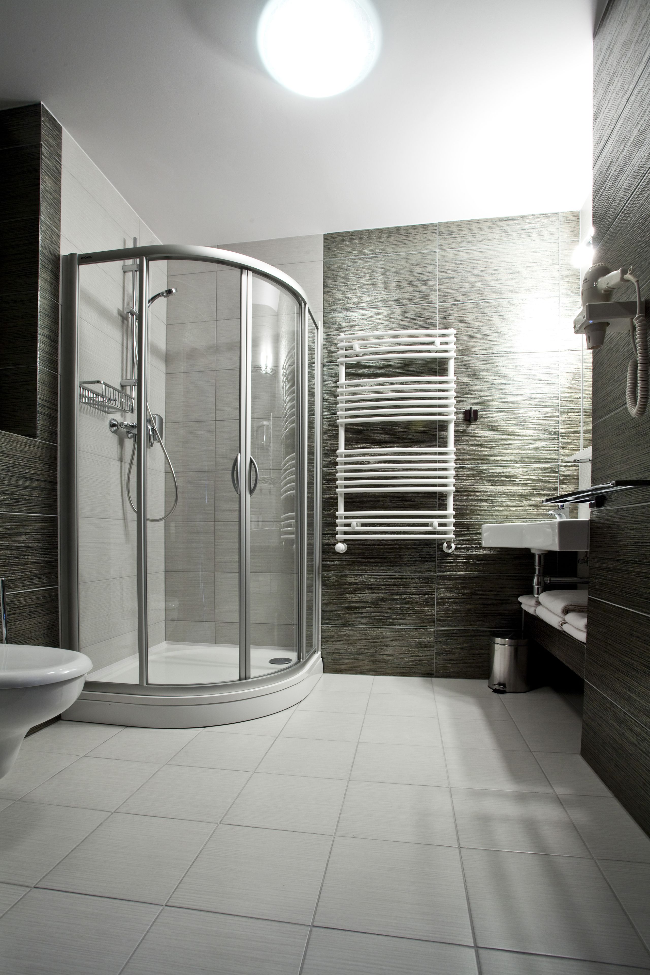 Deluxe-Dreibettzimmer | Badezimmer | Dusche, kostenlose Toilettenartikel, Haartrockner, Handtücher