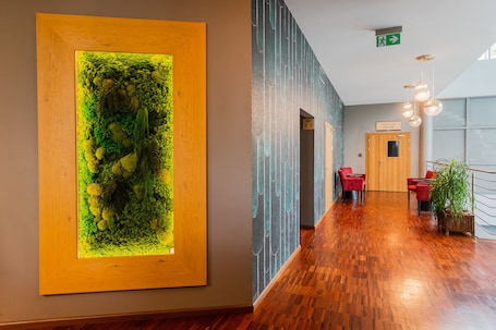 Lobby. Szara Willa