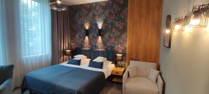 Decoración personalizada, escritorio y cortinas blackout